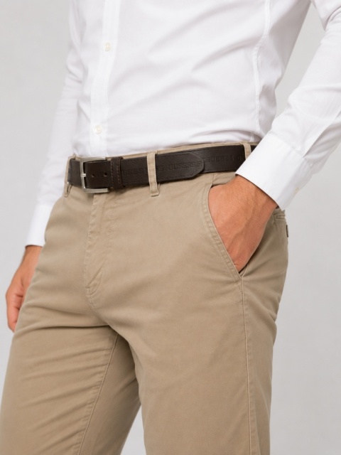 GUESS Skórzany pasek męski brązowy z tłoczonym logo – model Steve Adjustable Pant, rozmiar S
