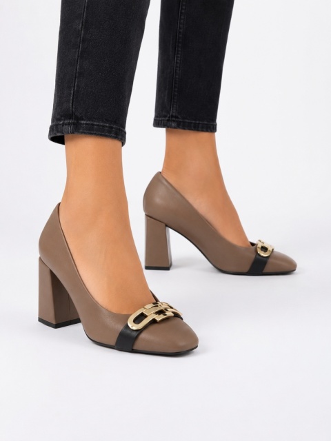 Furla Chain Pump 80 Skórzane Czółenka na Słupku Greige/Cognac Rozmiar 39
